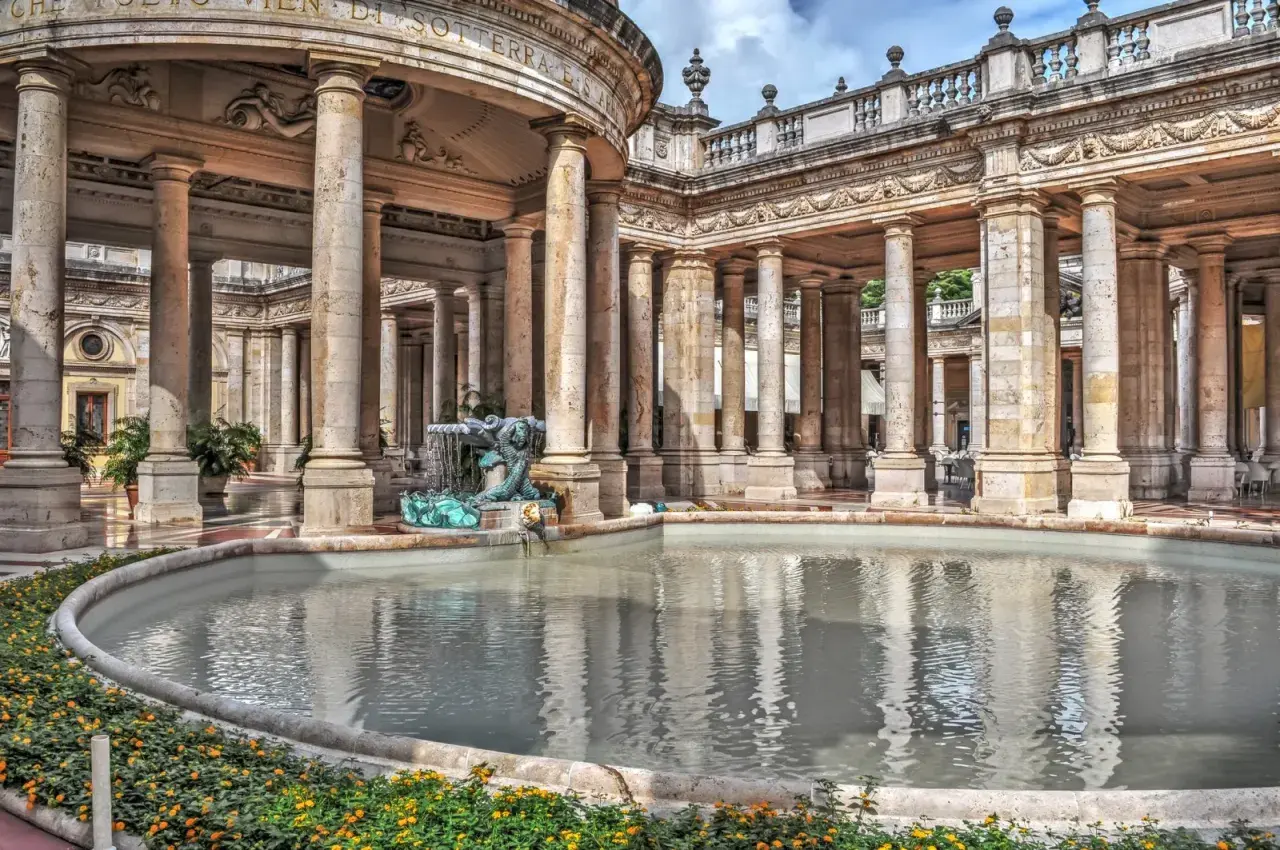 Fontana con sculture di draghi e colonne classiche, un luogo incantevole da scoprire tra le cose da vedere a Montecatini Terme.