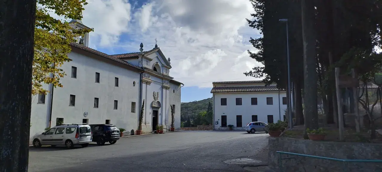 Il complesso dei Passionisti Argentario, con la sua chiesa bianca e gli edifici circostanti, immerso nel verde.