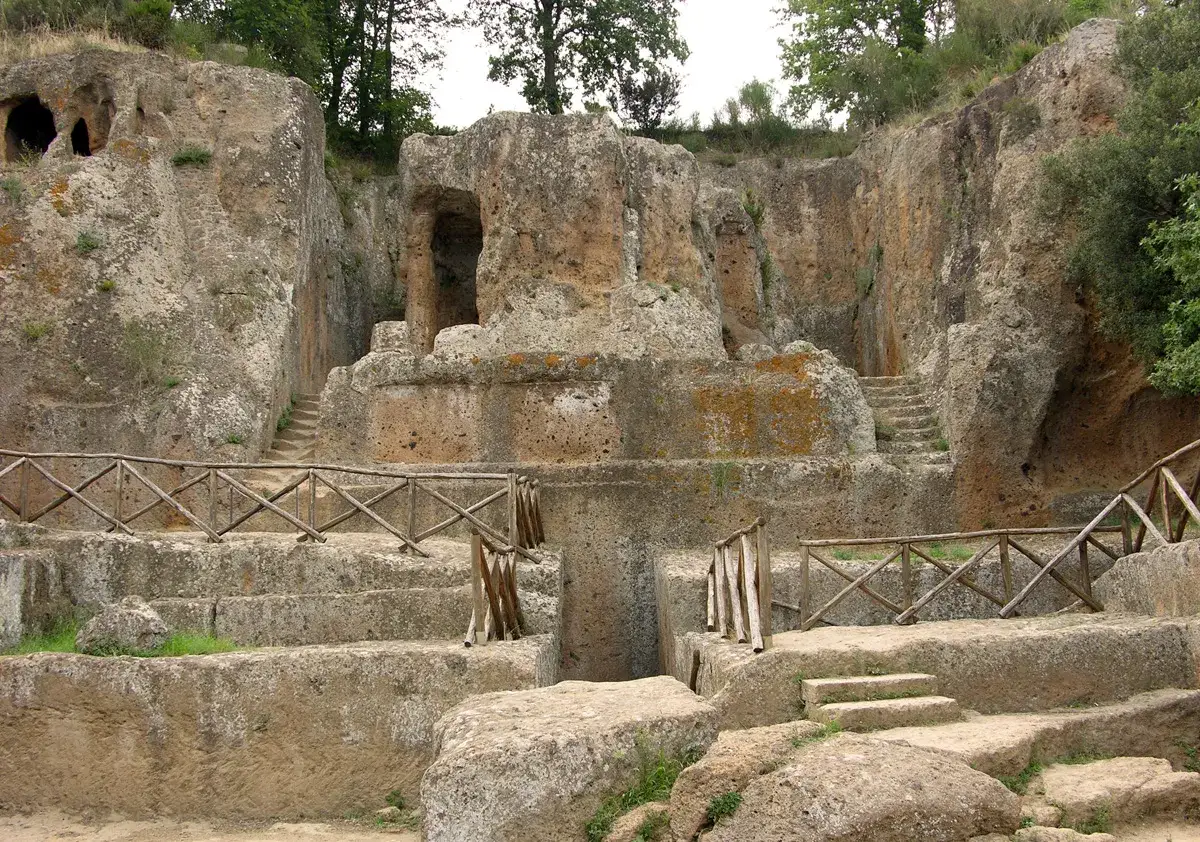 Antica necropoli etrusca scavata nella roccia, con scalinate e tombe a ipogeo. Un luogo dove il passato racconta storie.