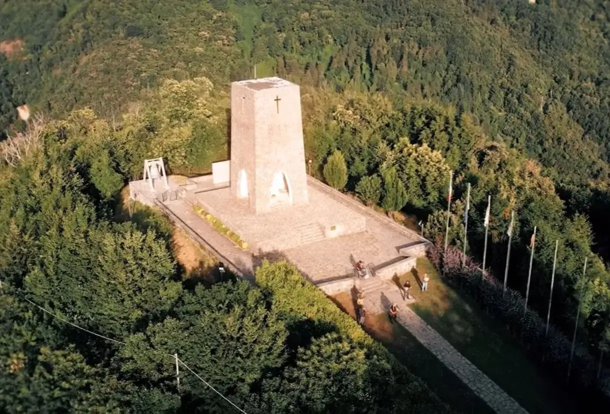 Sant'Anna di Stazzema cosa vedere: il Monumento Ossario, un luogo di memoria tra i boschi.