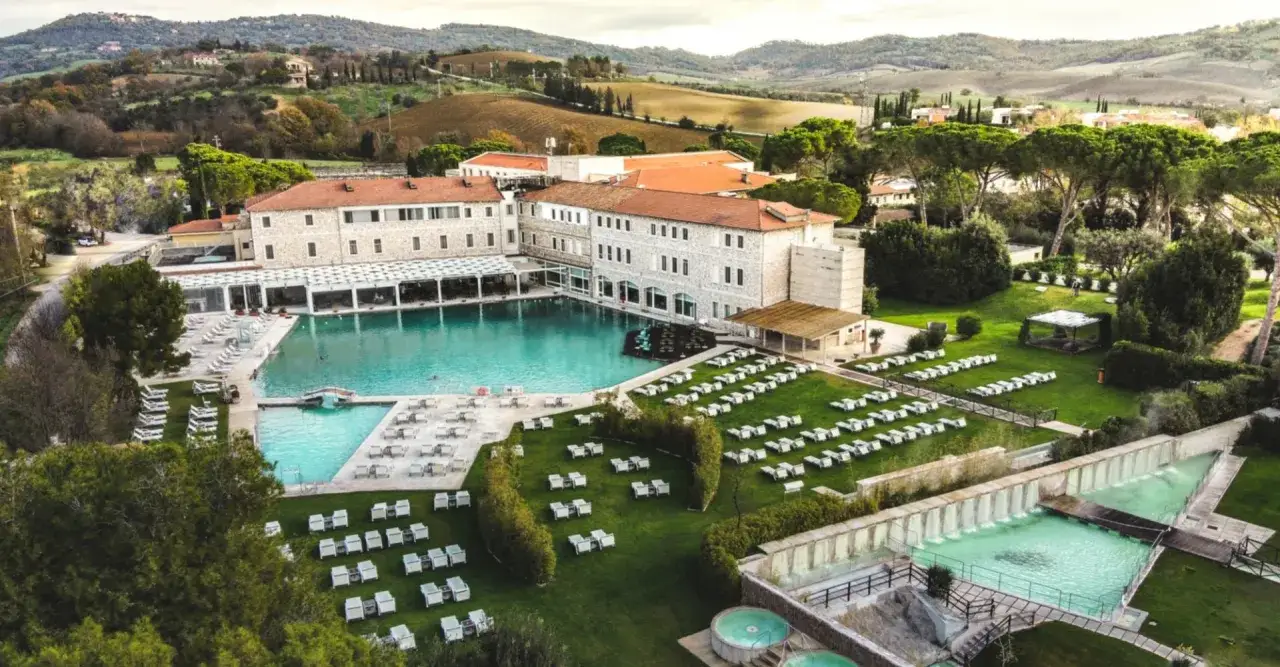 Un resort con piscine termali e un grande complesso alberghiero immerso nel verde delle colline toscane, vicino ad Arezzo.