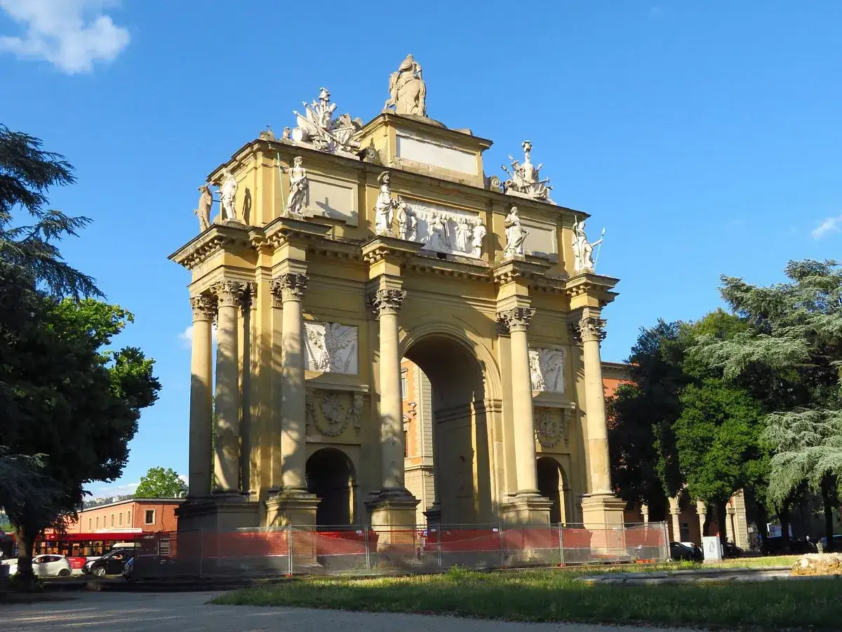 Arco monumentale ornato di statue, con colonne imponenti e bassorilievi, domina la piazza della liberta.