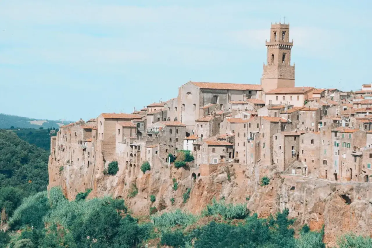 Antico borgo arroccato su una rupe tufacea, un gioiello della maremma grossetana. Case in pietra e un'imponente torre campanaria dominano il paesaggio.