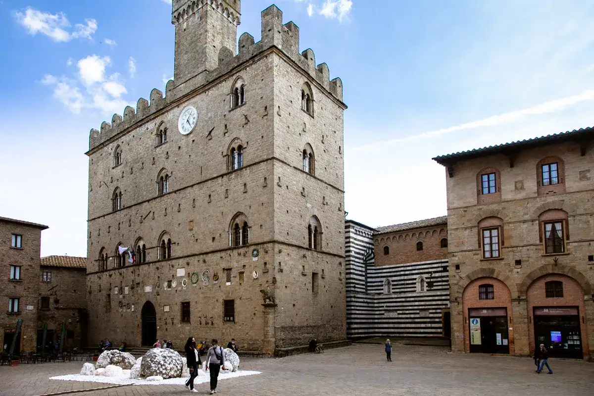 Piazza dei Priori a Volterra, con il Palazzo dei Priori e la torre. Ottimo posto per scoprire cose da fare a Volterra.