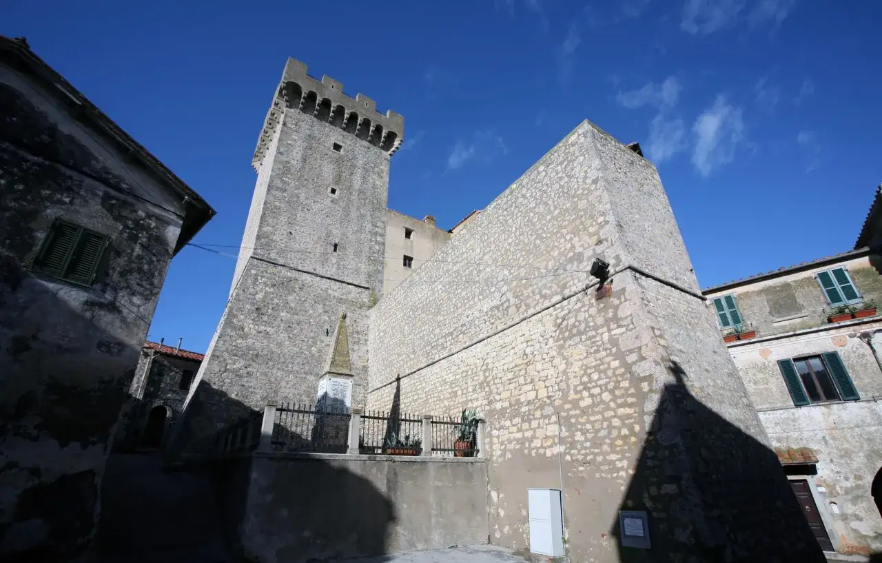 Torre del Mangia e mura antiche: ecco perché Capalbio è famosa. Un borgo medievale con un fascino senza tempo.
