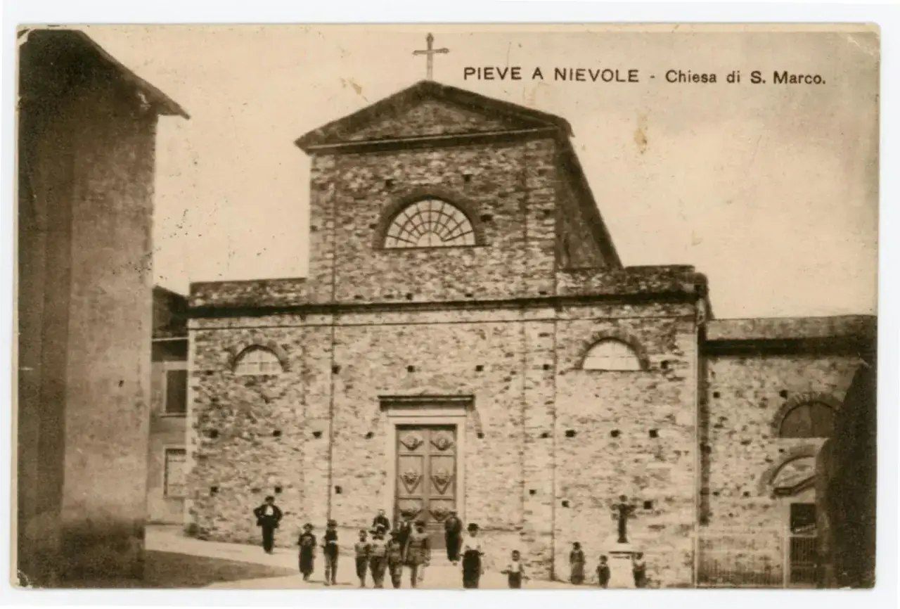La Pieve a Nievole, Chiesa di S. Marco, con la sua facciata in pietra e un gruppo di persone davanti.