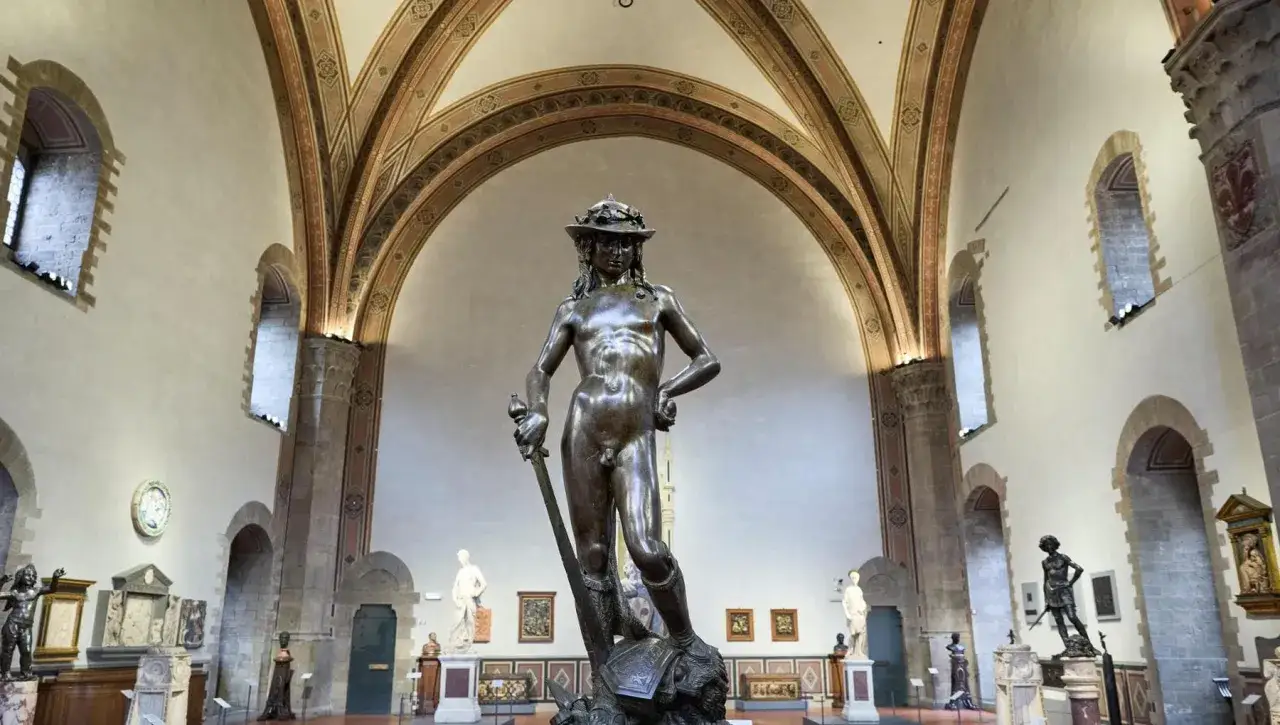 Il David di bronzo di Donatello, con la sua posa fiera e la spada, domina la sala museale.