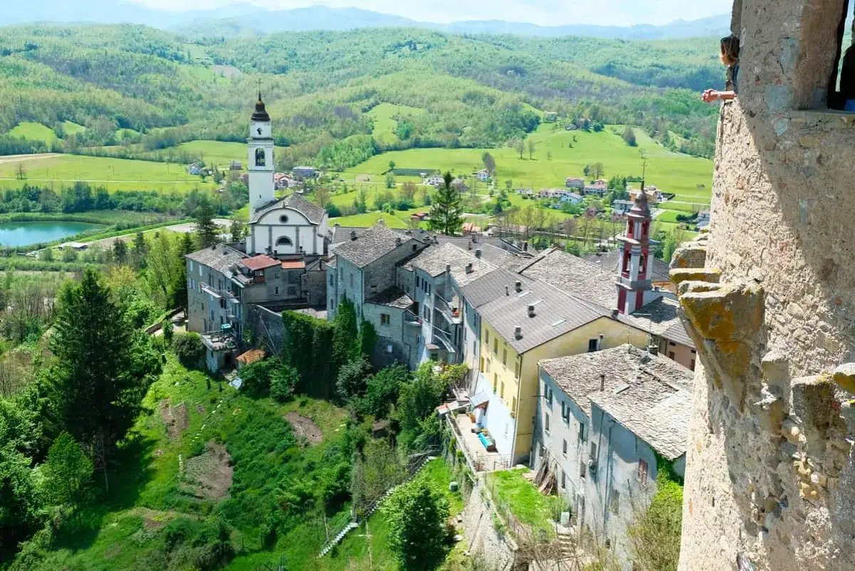 Panoramica di San Pellegrino in Alpe, con il suo campanile bianco che svetta tra le case e le verdi colline circostanti.