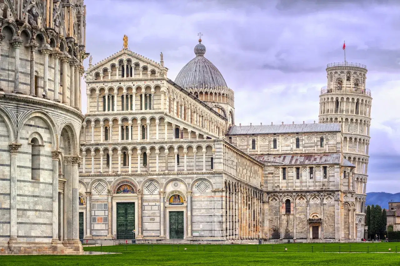 Il complesso del Duomo di Pisa, con la sua celebre Torre Pendente, &egrave; un'emozione da vivere. Un viaggio per visitare Pisa &egrave; un'esperienza indimenticabile.