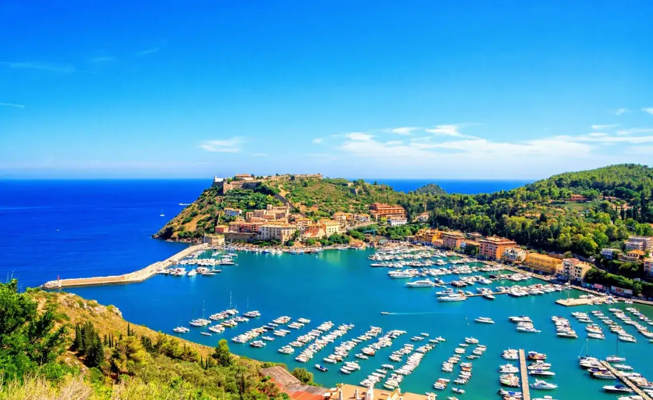 Porto Ercole: cosa vedere in questo incantevole borgo marinaro con il suo porto pieno di barche, le case colorate e la fortezza sulla collina.
