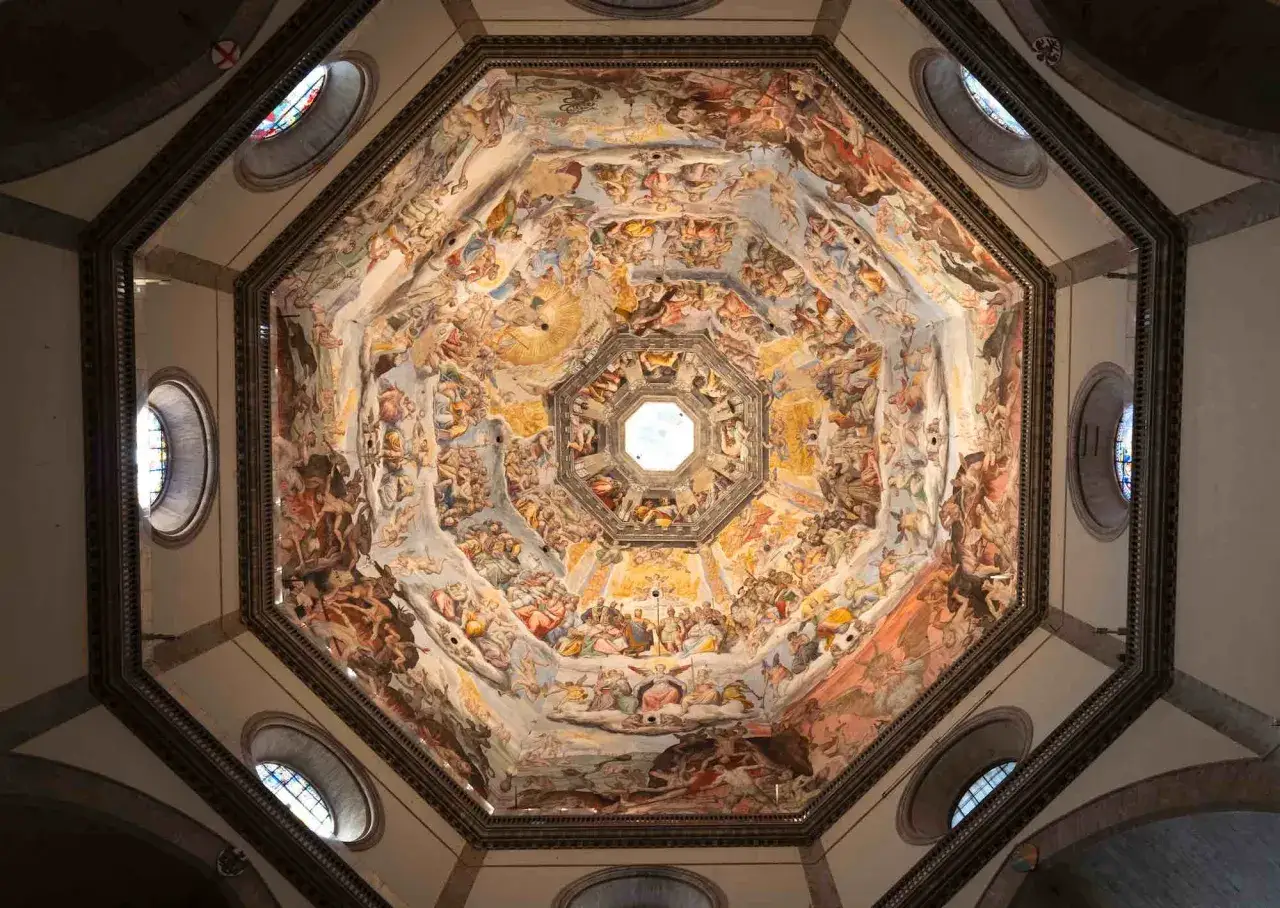 Cupola affrescata con scene bibliche, capolavoro di un pittore manierista toscano. Finestre ovali illuminano la scena.