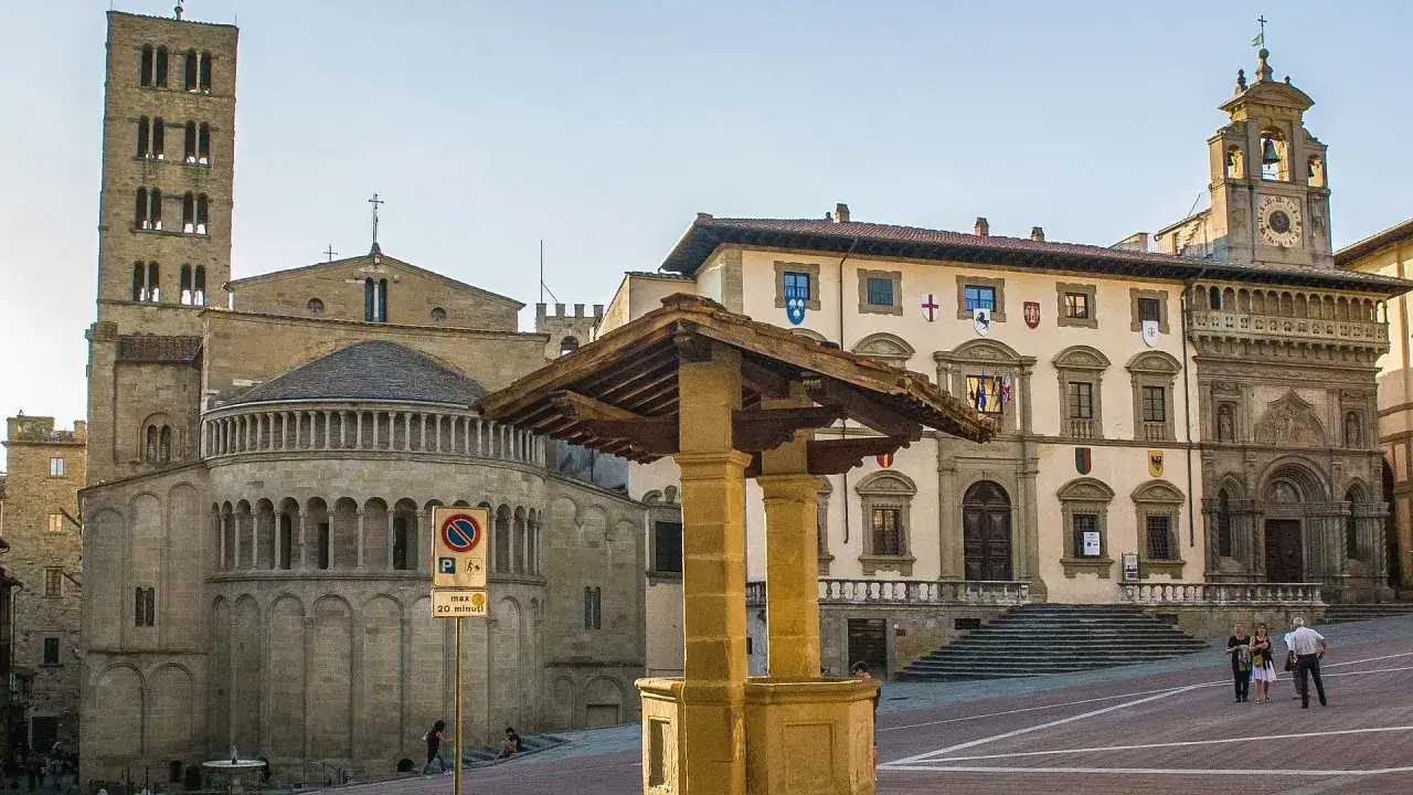 Piazza Grande ad Arezzo, con la Pieve e il Palazzo Comunale. Scopri gli Arezzo geheimtipps in questa piazza storica.