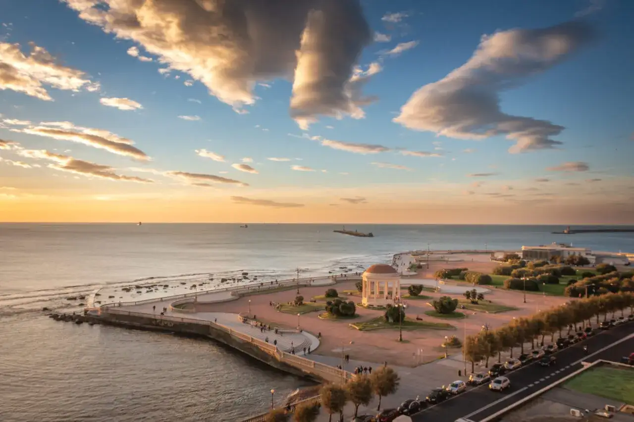 Terrazza Mascagni a Livorno, un luogo perfetto per scoprire cosa vedere in 2 giorni, con il mare al tramonto e nuvole spettacolari.