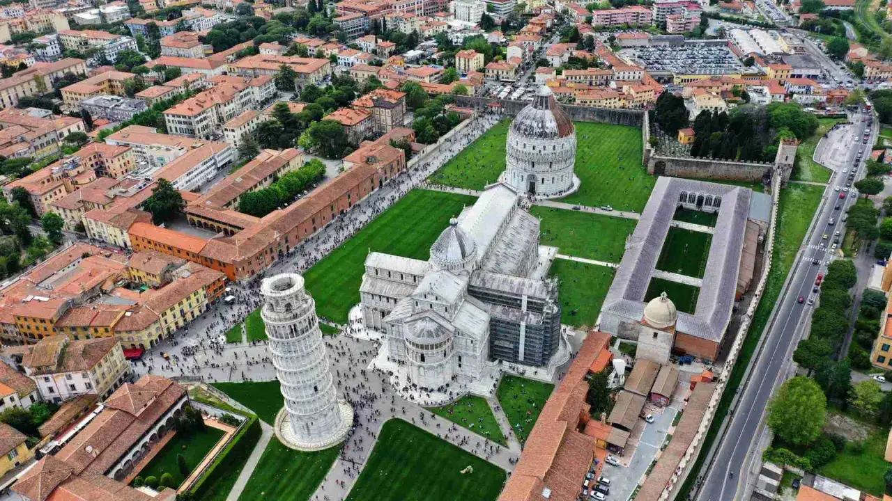 Vista aerea della Piazza dei Miracoli a Pisa, con la Torre Pendente, il Duomo e il Battistero. Un'ottima occasione per una visita alla Torre di Pisa.