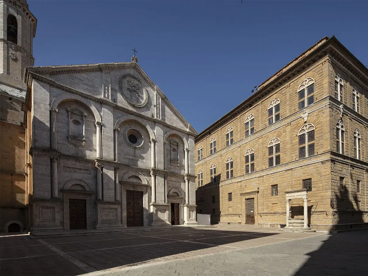 Piazza del Duomo a Pienza, con la Cattedrale e il Palazzo Piccolomini che si affacciano sulla piazza lastricata.