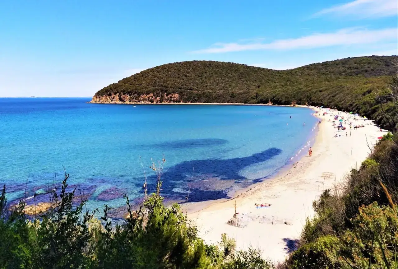Spiaggia dorata e mare cristallino, un angolo di paradiso dove sembra che a Firenze c'&egrave; il mare.