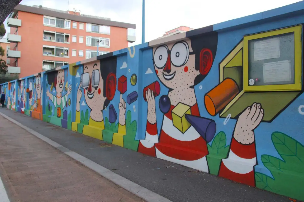 Colorato murales a Livorno con personaggi stilizzati e forme geometriche.