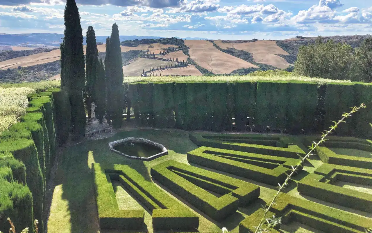 Giardini all'italiana con siepi geometriche, un laghetto e un panorama collinare. Gli horti leonini offrono un'oasi di pace.