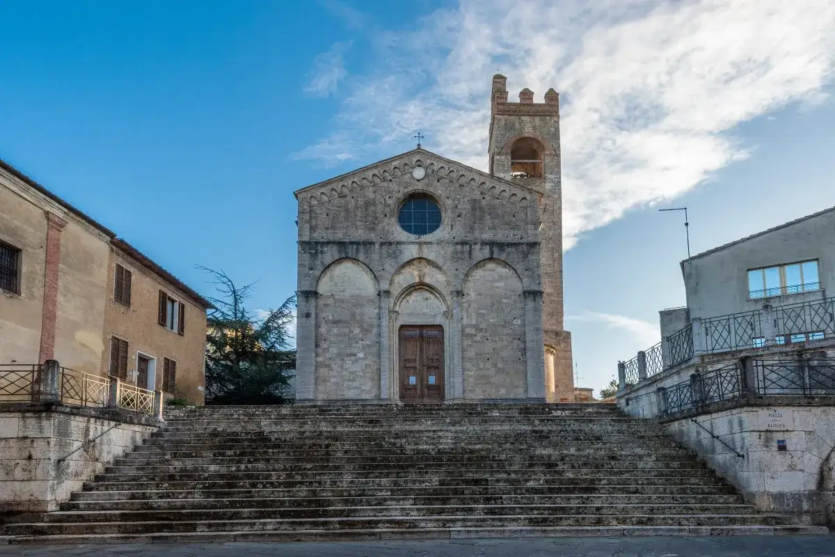 La Pieve di San Giovanni Battista a Asciano, Siena, domina la piazza con la sua imponente scalinata.