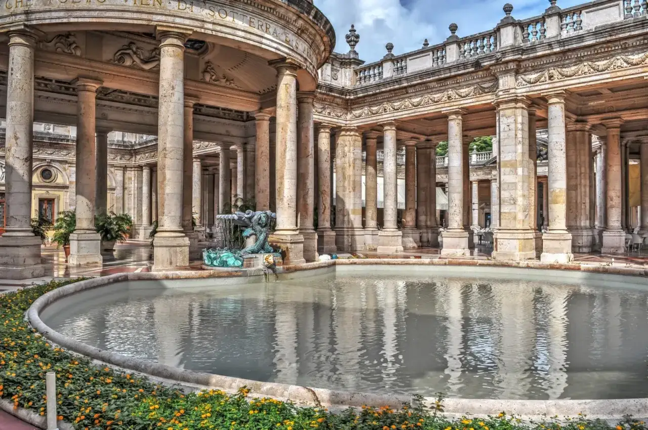 Fontana con sculture di draghi e colonne classiche, un luogo incantevole da scoprire tra le cose da vedere a Montecatini Terme.
