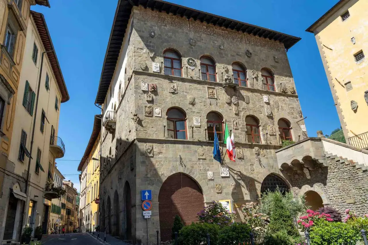 Palazzo dei Vicari nel pescia centro storico, con stemmi e bandiere.
