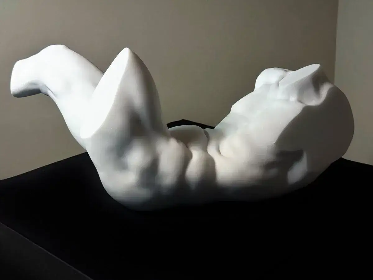 Torso bianco in marmo, un'opera d'arte che evoca la perfezione delle sculture di Pietrasanta.