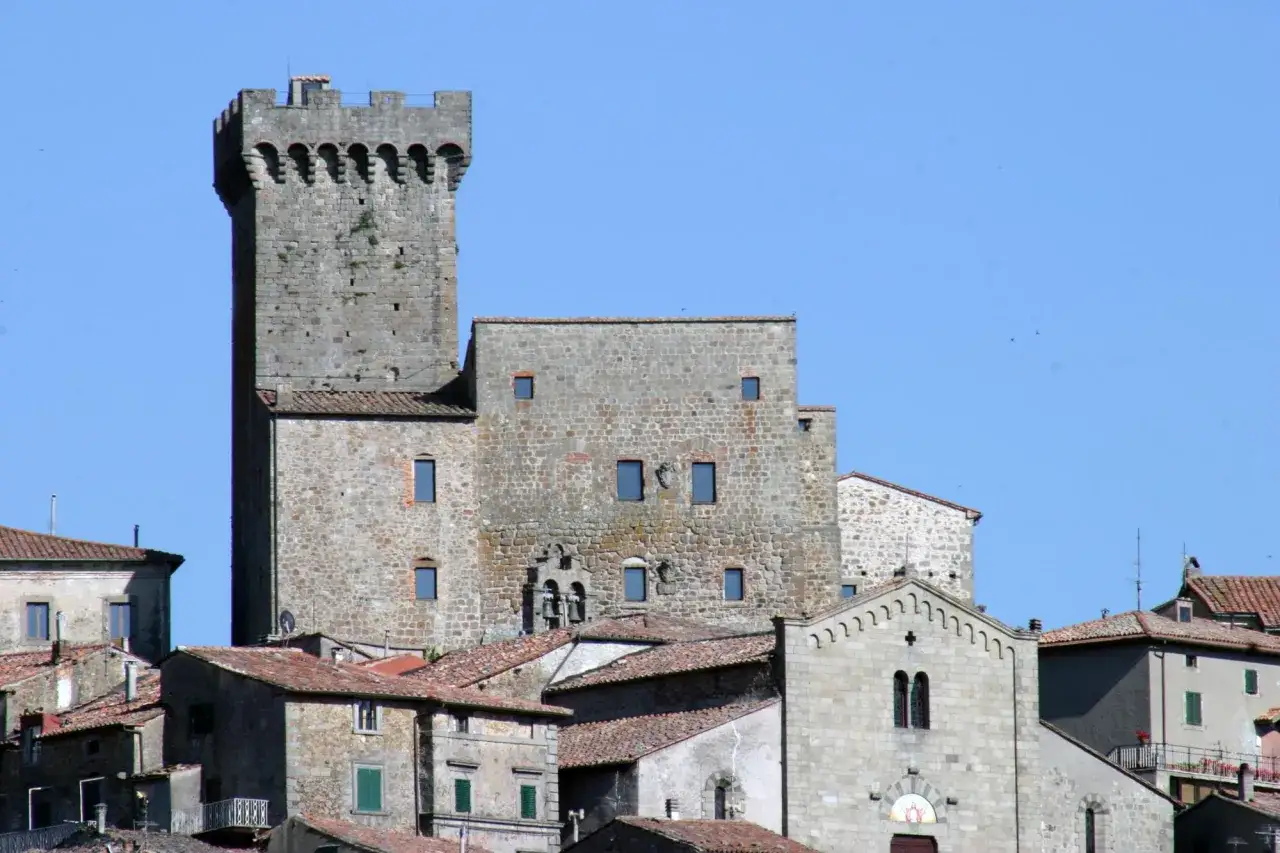 Torre medievale e case in pietra con tetti rossi. Un luogo storico da esplorare, un vero gioiello di Arcidosso cosa vedere.